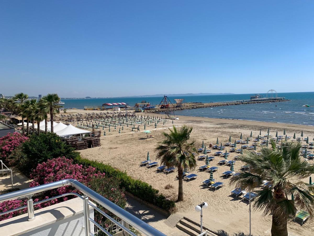 Wave Beachfront Apartments Драч Екстериор снимка