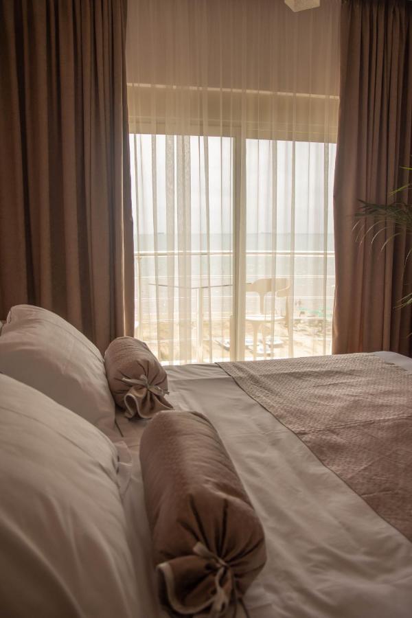 Wave Beachfront Apartments Драч Екстериор снимка