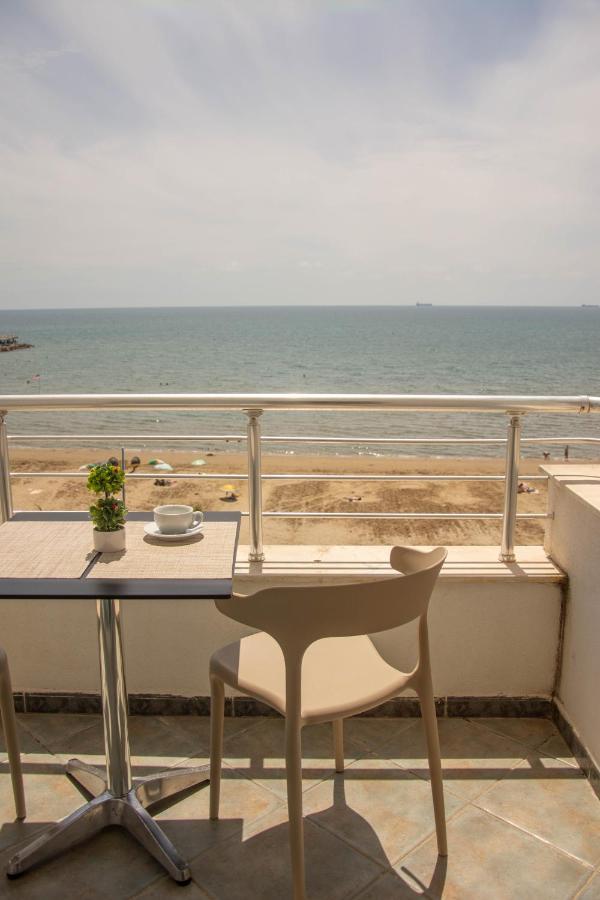 Wave Beachfront Apartments Драч Екстериор снимка
