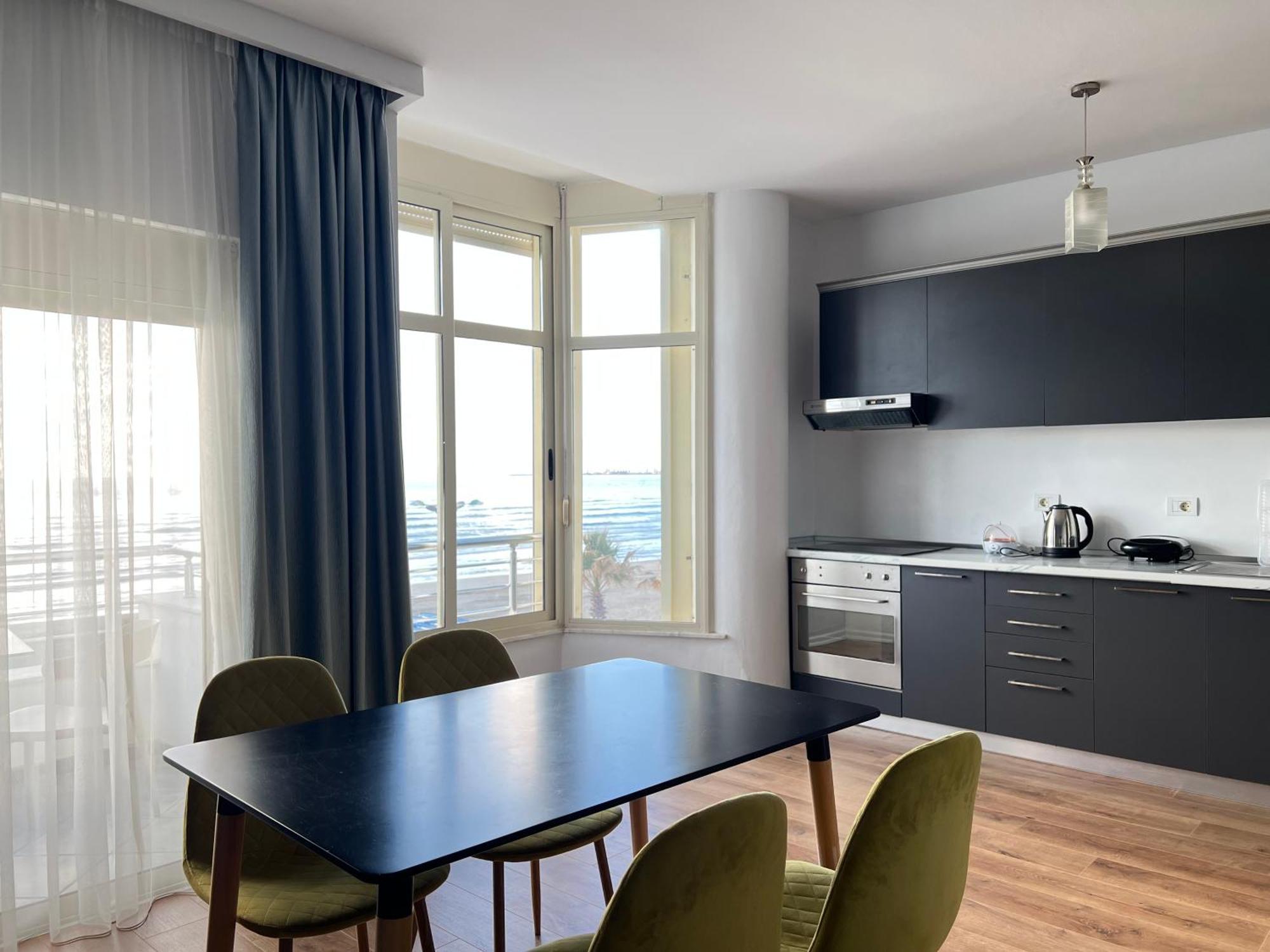 Wave Beachfront Apartments Драч Екстериор снимка