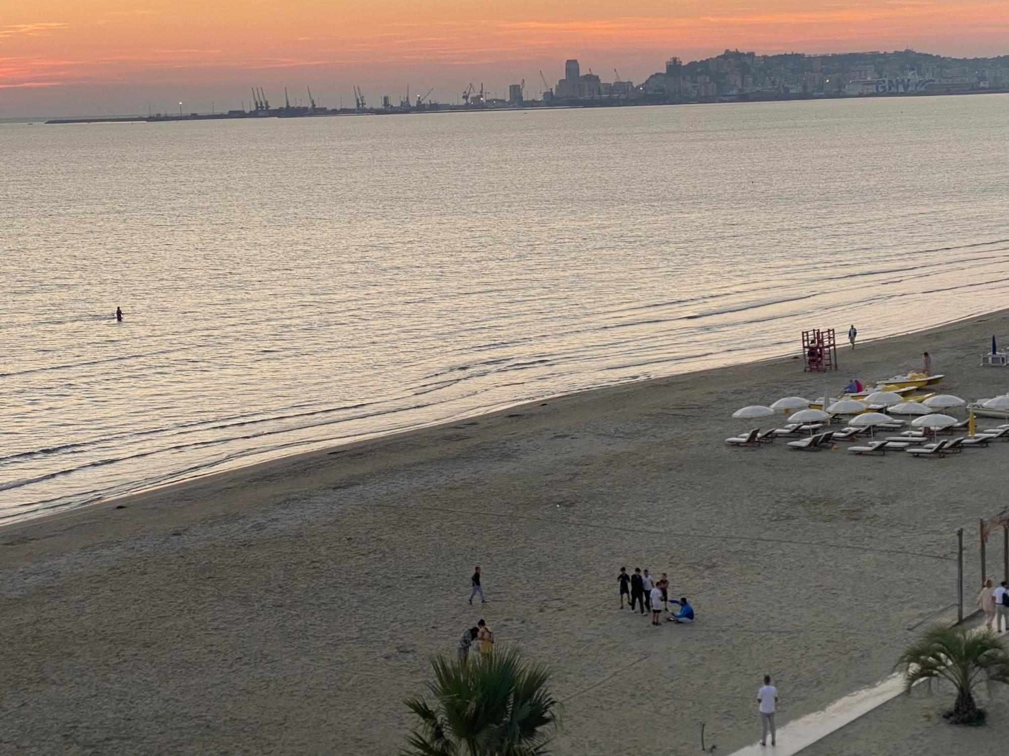 Wave Beachfront Apartments Драч Екстериор снимка