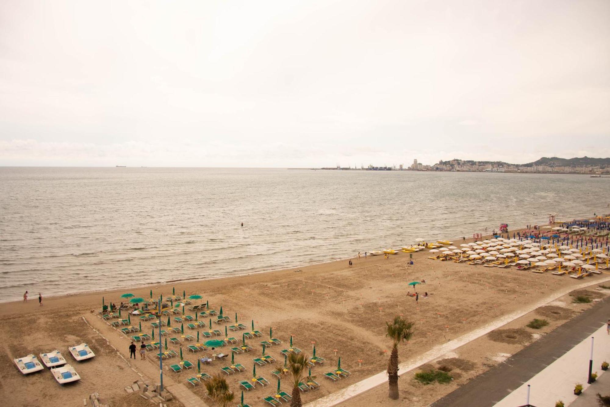 Wave Beachfront Apartments Драч Екстериор снимка