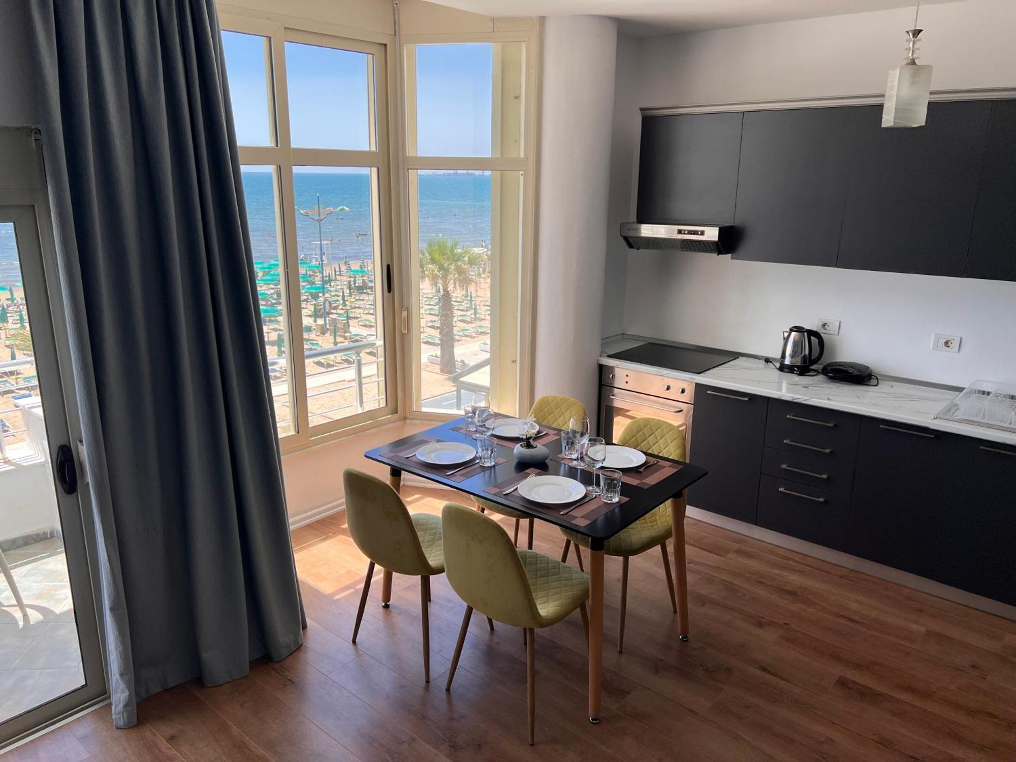 Wave Beachfront Apartments Драч Екстериор снимка