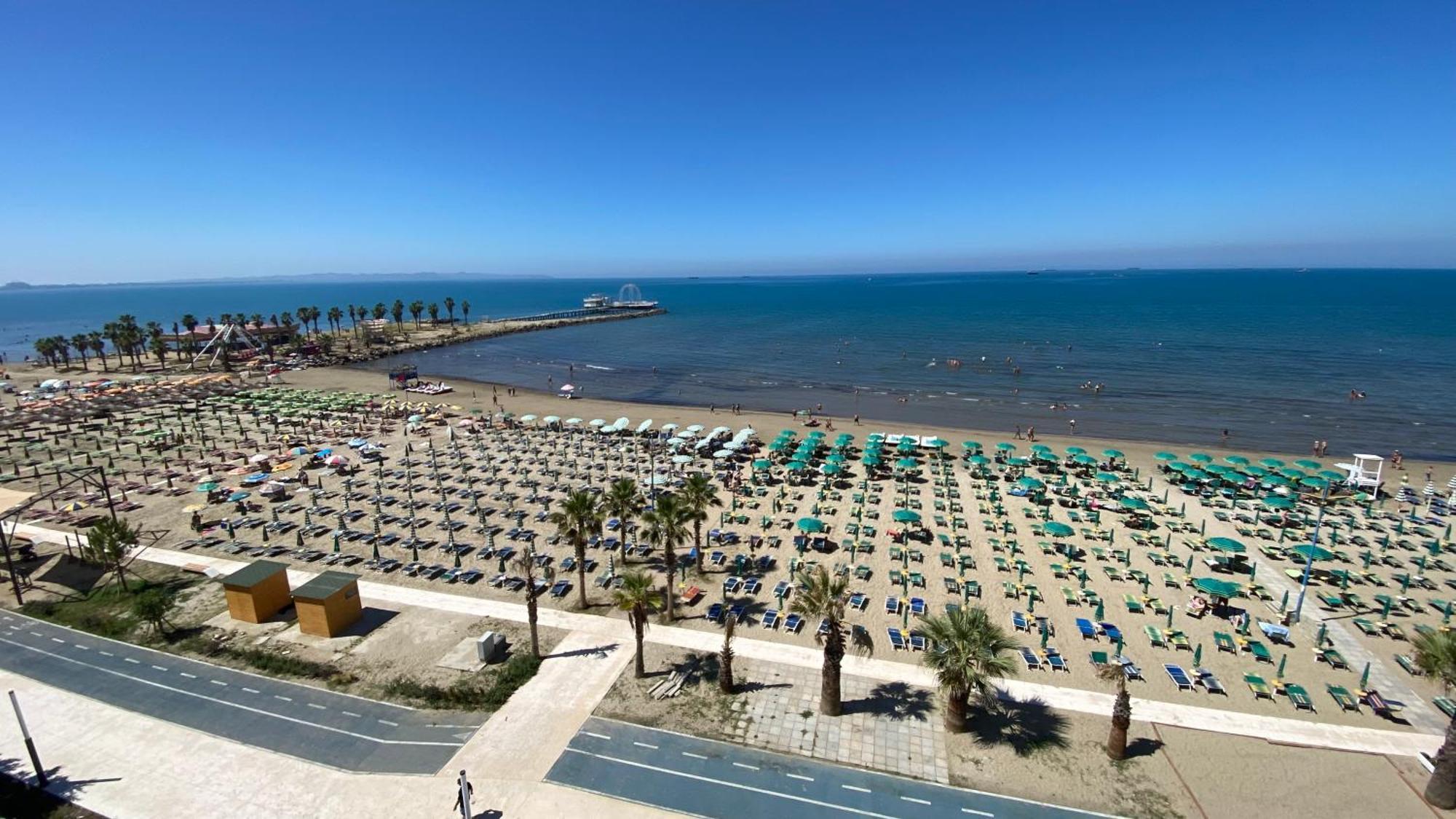 Wave Beachfront Apartments Драч Екстериор снимка