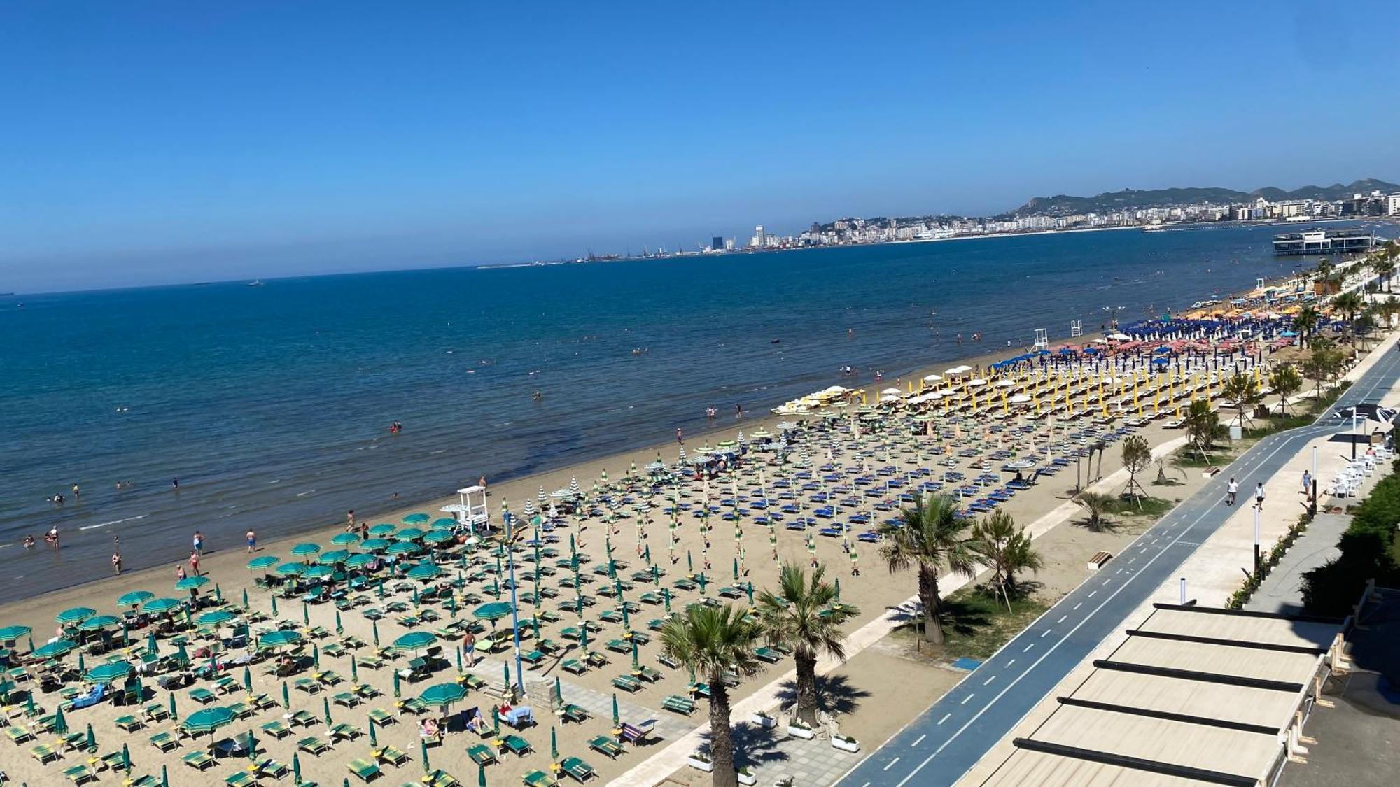 Wave Beachfront Apartments Драч Екстериор снимка