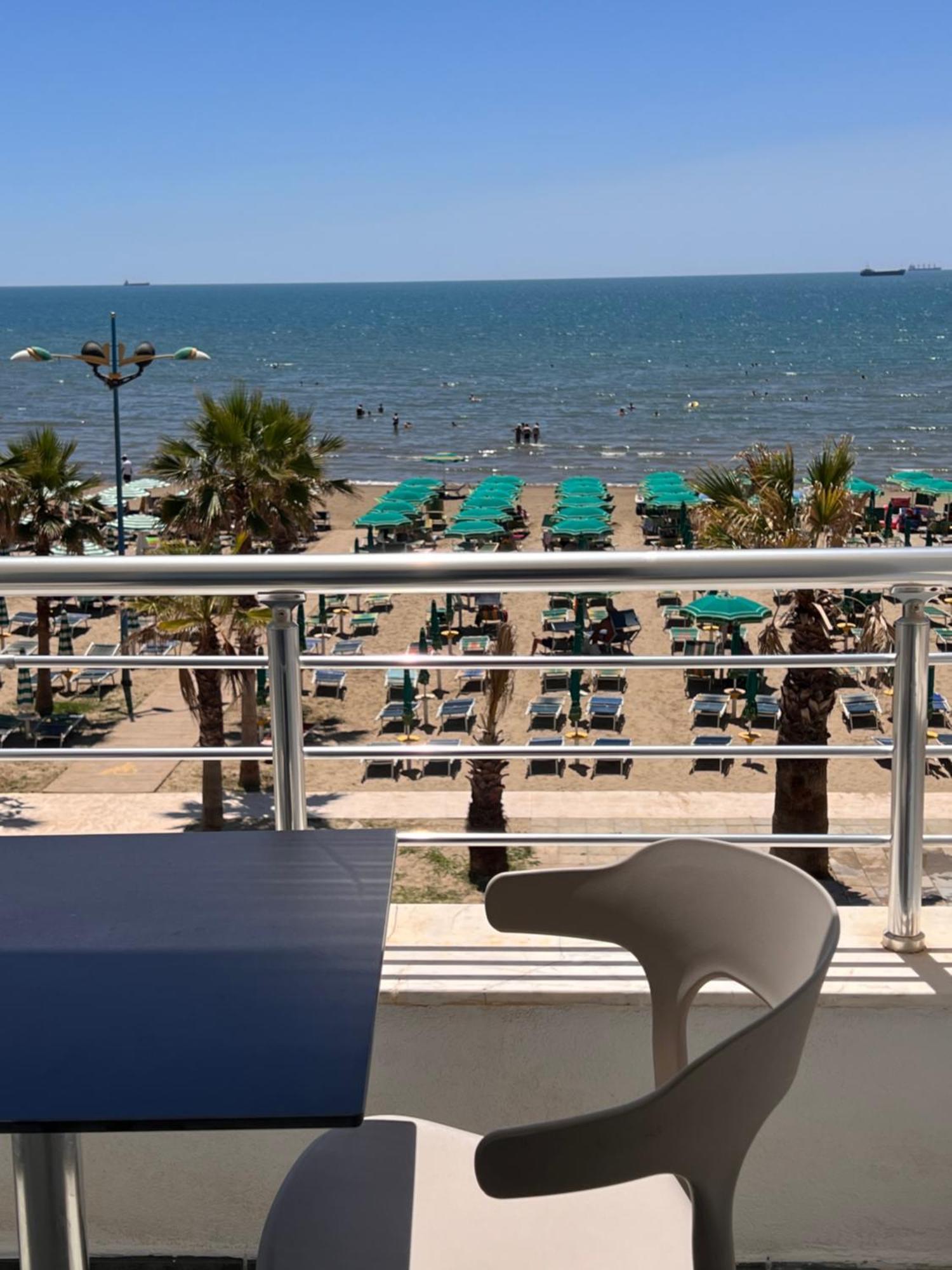 Wave Beachfront Apartments Драч Екстериор снимка