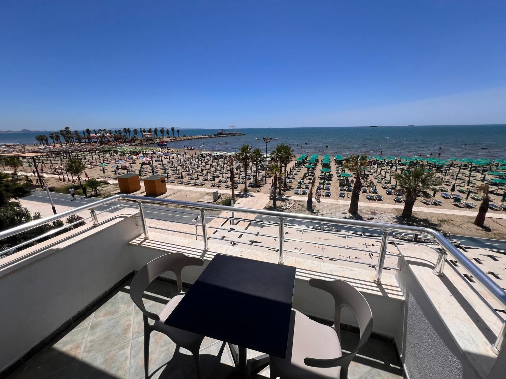 Wave Beachfront Apartments Драч Екстериор снимка