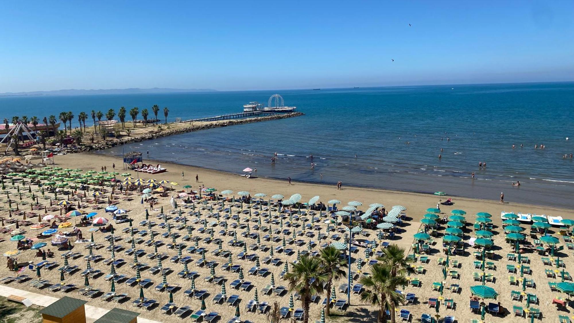 Wave Beachfront Apartments Драч Екстериор снимка