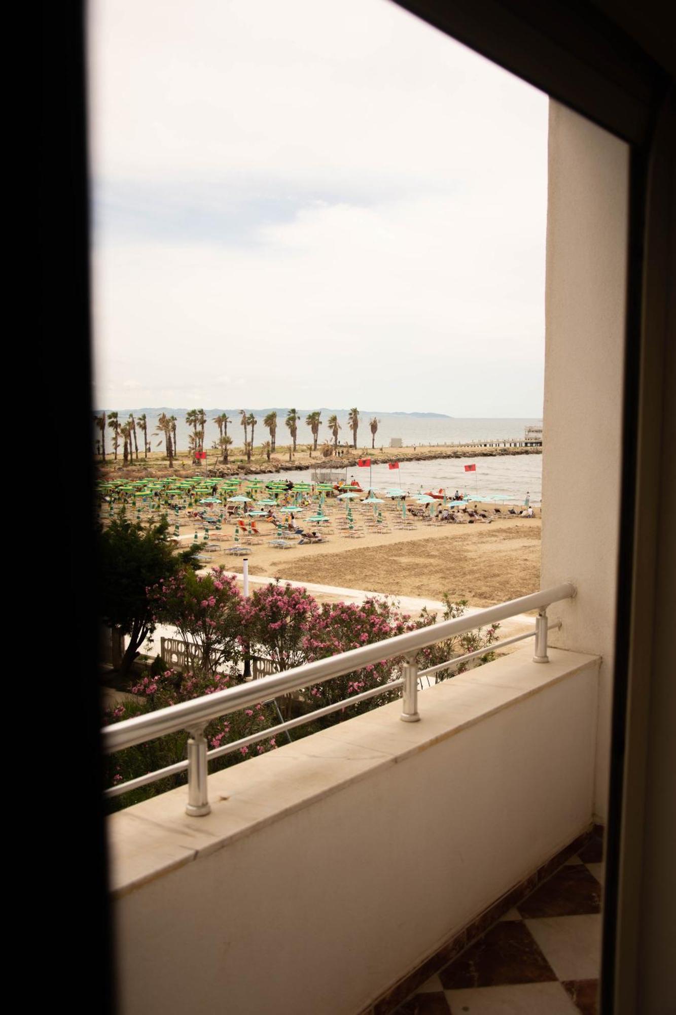 Wave Beachfront Apartments Драч Екстериор снимка